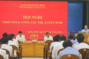 Ông Đặng Ngọc Tuấn - Giám đốc Sở GD&ĐT Quảng Bình chỉ đạo rà soát các khâu chuẩn bị tổ chức 2 kỳ thi.