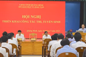 Ông Đặng Ngọc Tuấn - Giám đốc Sở GD&ĐT Quảng Bình chỉ đạo rà soát các khâu chuẩn bị tổ chức 2 kỳ thi.