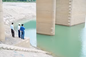 Lòng hồ thủy điện Quảng Trị thời điểm mùa khô.