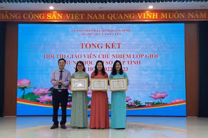 Ông Đặng Ngọc Tuấn - Giám đốc Sở GD&ĐT Quảng Bình trao giải Nhất cho các giáo viên. 