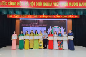 Ông Đặng Ngọc Tuấn - Giám đốc Sở GD&ĐT Quảng Bình khen thưởng các giáo viên có thành tích cao trong hội thi.