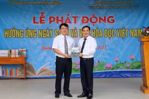 Sở Thông tin và Truyền thông Quảng Bình tặng hàng trăm đầu sách cho Thư viện Trường THPT Đào Duy Từ.