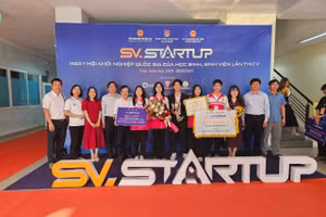 Nhóm học sinh THPT Quảng Trị được trao giải Nhất tại cuộc thi “Học sinh, sinh viên với ý tưởng khởi nghiệp” quốc gia năm 2023.