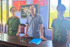 Cơ quan Cảnh sát điều tra Công an tỉnh thi hành lệnh khám xét nơi làm việc của bị can Nguyễn Thanh Long.