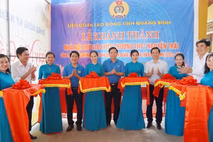 Đại diện các đơn vị thực hiện nghi thức cắt băng khánh thành. (Ảnh: Lê Mai).