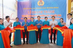 Đại diện các đơn vị thực hiện nghi thức cắt băng khánh thành. (Ảnh: Lê Mai).