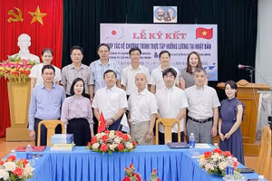 Đại diện nhà trường và doanh nghiệp Nhật Bản ký thỏa thuận hợp tác. (Ảnh Diệu Hương). 