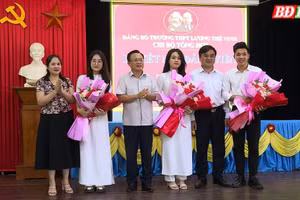 Ba học sinh ưu tú được kết nạp Đảng.