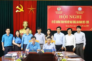 Lãnh đạo Sở GD&ĐT tỉnh Quảng Bình và LĐLĐ tỉnh ký kết hợp tác. (Ảnh: HC).