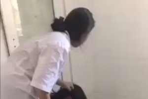 Nữ sinh bị nhóm bạn đánh hội đồng rồi quay video phát tát lên mạng xã hội.