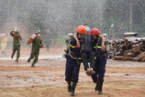 Lực lượng chức năng triển khai cứu hộ người gặp nạn.