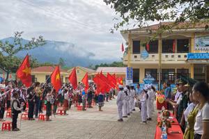 Học sinh vùng đồng bào dân tộc và các địa phương đặc biệt khó khăn được miễn học phí.