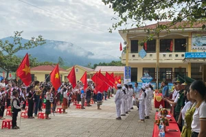 Học sinh vùng đồng bào dân tộc và các địa phương đặc biệt khó khăn được miễn học phí.