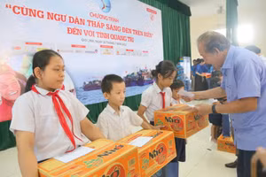 Ông Trương Hòa Bình, nguyên Phó Thủ tướng Thường trực Chính phủ trao học bổng đến học sinh.