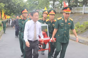Trưởng Ban Tuyên giáo Tỉnh ủy Quảng Trị - Hồ Đại Nam và đại diện Quân Khu 4 di chuyển hài cốt liệt sĩ về nơi an táng.