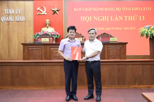 Ông Lê Văn Bảo nhận quyết định làm Chủ nhiệm Uỷ ban Kiểm tra Tỉnh uỷ Quảng Bình.