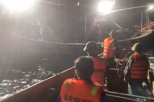 Lực lượng chức năng tiếp cận tàu cá, đưa ngư dân gặp nạn vào bờ cấp cứu. (Ảnh: BĐBP Quảng Bình)