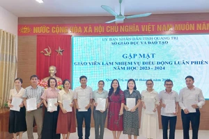 Bà Lê Thị Hương - Giám đốc Sở GD&ĐT Quảng Trị trao quyết định và động viên các nhà giáo.