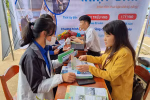 Học sinh Quảng Trị được tư vấn, định hướng nghề nghiệp.