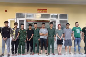 Nhóm người bị biên phòng bắt giữ khi đang xuất cảnh trái phép.