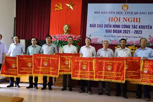 Trung ương Hội Khuyến học tặng Cờ thi đua cho các đơn vị ở Quảng Bình.