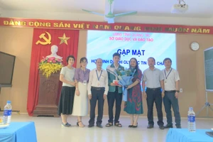 TS Lê Thị Hương - Giám đốc Sở GD&ĐT tỉnh Quảng Trị tặng hoa động viên em Trần Vinh Khánh được chọn vào đội tuyển quốc gia.