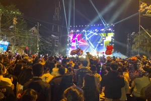 Chương trình "Chào đón năm mới Phong Nha Countdown Party 2023" với sự tham gia của hàng nghìn du khách.