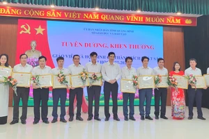 Phó Chủ tịch UBND tỉnh Hồ An Phong trao danh hiệu Chiến sĩ thi đua cấp tỉnh cho các cá nhân có thành tích xuất sắc.