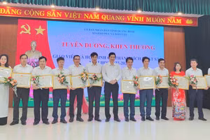 Phó Chủ tịch UBND tỉnh Hồ An Phong trao danh hiệu Chiến sĩ thi đua cấp tỉnh cho các cá nhân có thành tích xuất sắc.