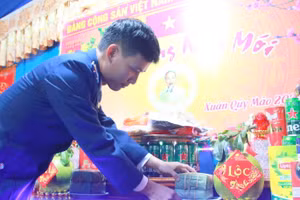 Chiến sĩ Cảnh sát biển trang trí mâm cỗ ngày Tết.