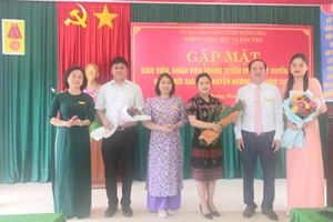 Lãnh đạo Phòng GD&ĐT tặng hoa chúc mừng đại diện giáo viên các cấp học.