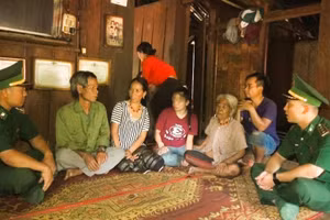 Lực lượng chức năng bàn giao cô gái về gia đình. Ảnh Biên phòng cung cấp.