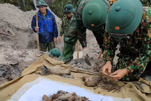 Lực lượng chức năng cất bốc hài cốt liệt sĩ.