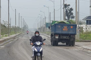 Người dân khó khăn khi đi lại trên đường Trần Thánh Tông (TP Đông Hà) do mặt đường xuống cấp nghiêm trọng.