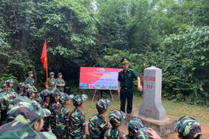 Học sinh được tham quan và tìm hiểu về đường biên, cột mốc.