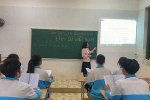 Cô Nguyễn Thị Ngọc Hà ôn tập cho học sinh lớp 12. Ảnh: NVCC.