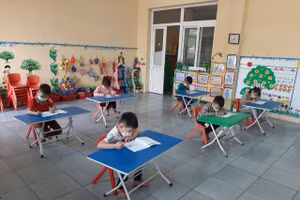 Trẻ mẫu giáo Trường Mầm non Tân Dân đi học lại ngày 15/3.