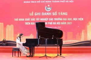 Mai Nhi biểu diễn trong lễ ghi danh sổ vàng tại Văn Miếu Quốc Tử Giám. Ảnh: NVCC.