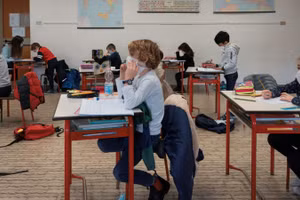 Học sinh Italy đeo khẩu trang, ngồi giãn cách trong lớp học. Ảnh: TG.