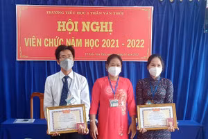 Thầy Trương Thành Hiếu (ngoài cùng bên trái) nhận danh hiệu Chiến sĩ thi đua cáp tỉnh năm học 2021-2022. Ảnh: NVCC.