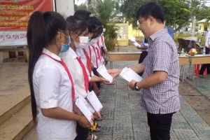 Ông Hà Ngọc Sơn, Tổng Giám đốc TV.Pharm, Chi hội trưởng Chi hội Giáo dục chăm sóc sức khỏe cộng đồng TVPharm trao tặng học bổng cho các em học sinh.