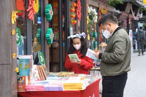 Người dân Hà Nội đi mua sách trong ngày mùng 3 Tết Thầy.