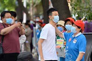 Thí sinh dự thi tại điểm thi ở thành phố Thiên Tân, Trung Quốc, sáng ngày 7/6. Ảnh: Xinhua.