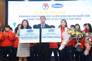 Vinamilk trao thưởng 500 triệu đồng, 2 năm sử dụng sản phẩm cho đội tuyển bóng đá nữ Việt Nam