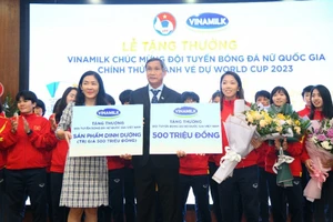 Vinamilk trao thưởng 500 triệu đồng, 2 năm sử dụng sản phẩm cho đội tuyển bóng đá nữ Việt Nam