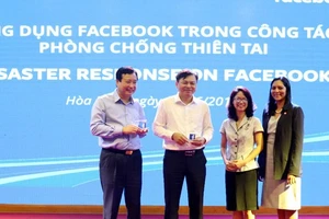 Đại diện Ban Chỉ đạo Trung ương về Phòng chống thiên tai tặng quà lưu niệm cho đại diện Facebook (Internet).