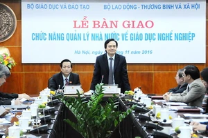 Bộ trưởng Bộ GD&ĐT Phùng Xuân Nhạ phát biểu tại lễ bàn giao