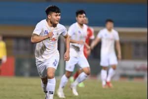 Hà Nội FC tìm ngoại binh thay Quang Hải