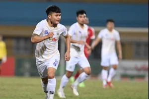 Hà Nội FC tìm ngoại binh thay Quang Hải