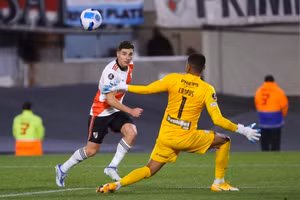 Julian Alvarez ghi 6 bàn cho River trong một trận đấu.
